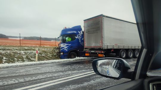 Uwaga gołoledź! Lodowisko na drogach. Gdzie jest najgorzej w regionie?