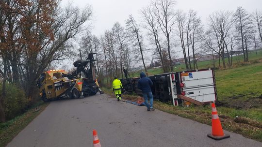 W Bogusławicach ciężarówka wpadła do rowu