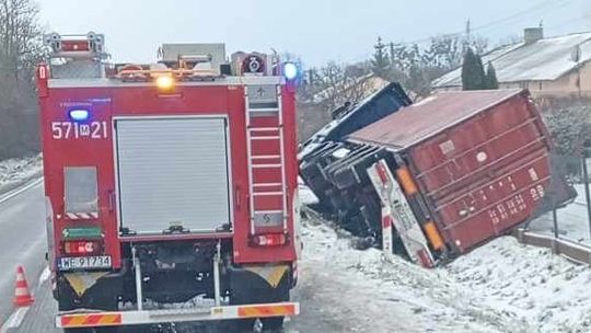 W Nacpolsku samochód ciężarowy wpadł do rowu