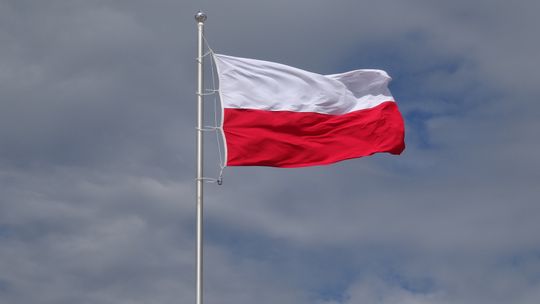 W Nasielsku można otrzymać  flagę. Biało-czerwone rozdaje urząd. Co trzeba zrobić?