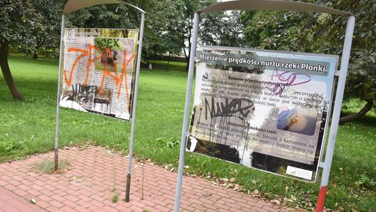 Wandale nie oszczędzili płońskiego parku