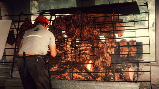 Wędzenie, pakowanie i znakowanie żywności – praktyczne wyposażenie wspierające produkcję i sprzedaż wyrobów mięsnych