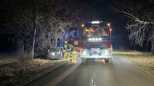 Wieczorne zdarzenie drogowe w miejscowości Józefowo