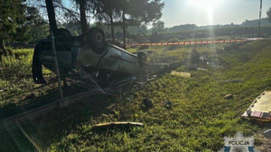 Wjechał w ogrodzenie, auto dachowało. Za kierownicą pijany 19-latek, w samochodzie pasażerowie