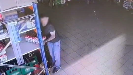 Włamał się do sklepu i ukradł zgrzewkę piwa. Dzielnicowi rozpoznali go na nagraniu
