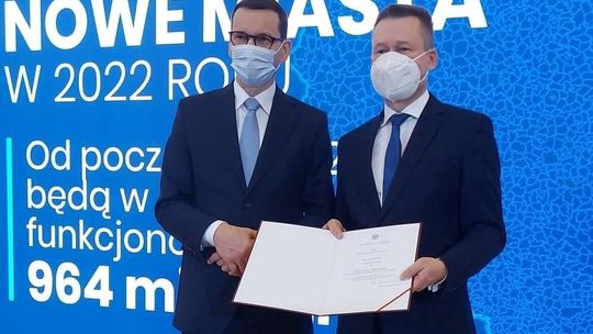 Wójt odebrał z rąk premiera akt nadania statusu miasta 