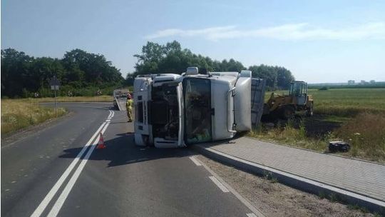 Wola Dłużniewska: ciężarówka w rowie. Na DK7 ruch wahadłowy