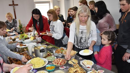 Wspólne spotkanie przy świątecznym stole