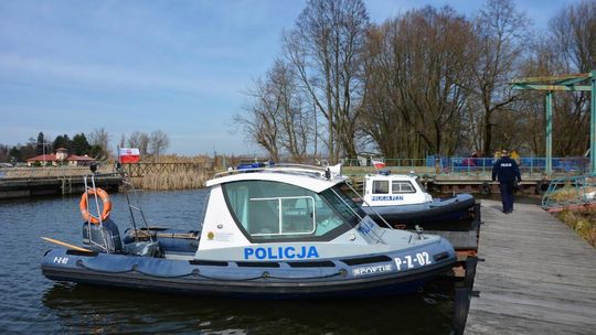 Wyciągał ryby i ludzi  z Narwi w Nowym Dworze. Gdyby nie policjant, zawody mogły się skończyć tragicznie