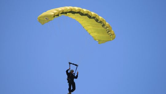 Wypadek podczas skoku ze spadochronem pod Nasielskiem. Skoczka zabrał śmigłowiec LPR