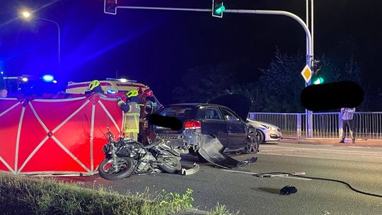 Wypadek przy centrum handlowym w Nowym Dworze. Godzinę reanimowali motocyklistę