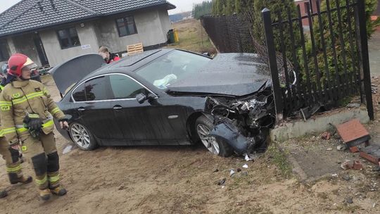 Wypadł z drogi bmw i uderzył w ogrodzenie. Służby wezwał system eCall, który powiadamia o wypadkach prosto z auta