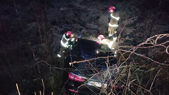 Wypadł z drogi i ugrzązł w bagnie