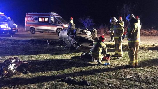 Wypadli z dachującego bmw. Jedna osoba nie żyje, nie wiadomo kto prowadził