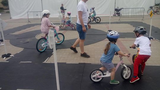 Wyścigi na rowerkach, tor przeszkód i miasteczko ruchu drogowego. Rodzinny piknik na dwóch kółkach w Ciechanowie