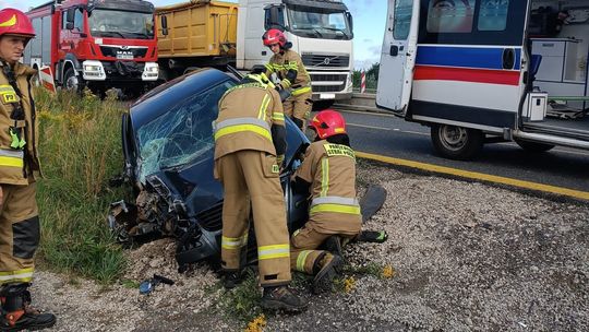 Za szybko na remontowanej S7. Kierowca uderzył w latarnię, znak i wpadł do rowu