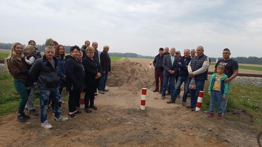 Zapora na przejeździe kolejowym w Krępicy. Mieszkańcy bez informacji o możliwości dojazdu do pola