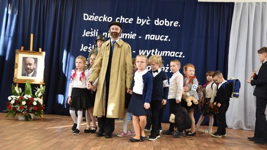 Zasady Korczaka będą codziennością. Szkoła w Mystkowie świętuje nadanie imienia