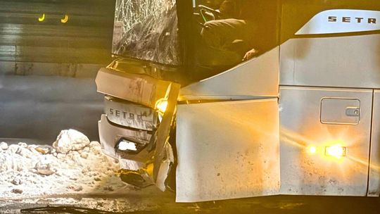 Zderzenie autokarów pod Kroczewem. 2 osoby w szpitalu, 11 udzielana jest pomoc