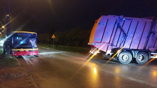 Zderzenie miejskiego autobusu i śmieciarki w Ciechanowie