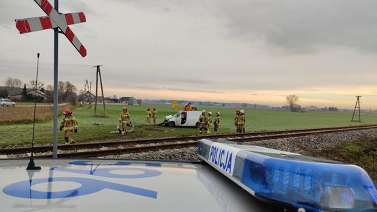 Zderzenie samochodu z szynobusem. Na szczęście bez ofiar Zderzenie samochodu z szynobusem. Na szczęście bez ofiar