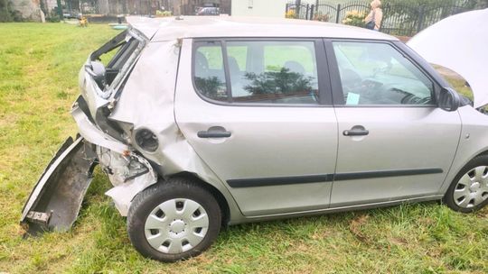 Zderzenie skody z dostawczym renault w Strachowie. Trzy osoby w szpitalu