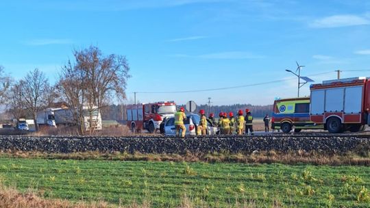 Zderzenie szynobusu i osobówki na przejeździe kolejowym. Kierowca tłumaczył, że oślepiło go słońce