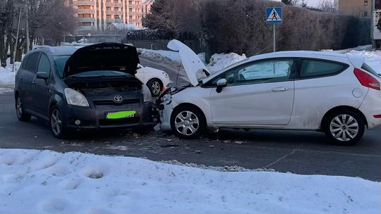 Zderzenie toyoty i forda w Płońsku. Jedna osoba trafiła do szpitala