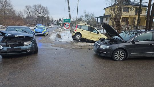 Zderzenie trzech aut w Jońcu. Jedna osoba w szpitalu