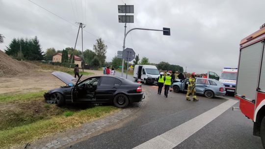 Zderzenie trzech pojazdów na drodze krajowej nr 50. Dwie osoby trafiły do szpitala