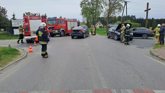 Zderzyły się trzy samochody pod Nasielskiem. Kierująca audi nie ustąpiła pierwszeństwa