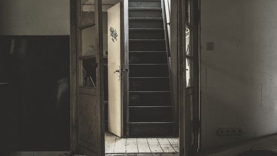 Zgubione klucze otworzyły jej drogę do cudzych pieniędzy. 36-latka okradała seniorkę