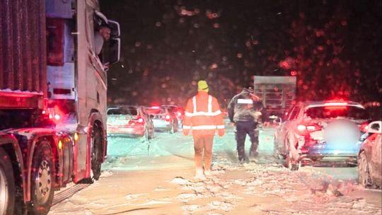 Zima sparaliżowała drogi i lotnisko w Modlinie. Trwają prace służb