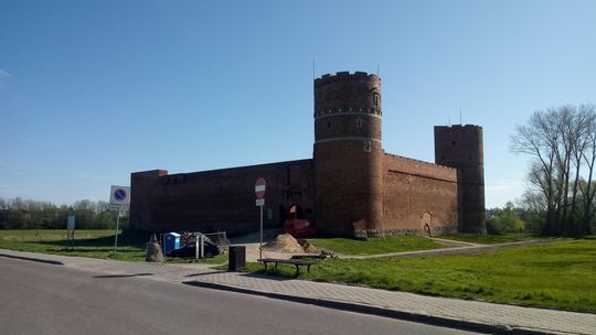 Zmienia się dziedziniec zamku w Ciechanowie