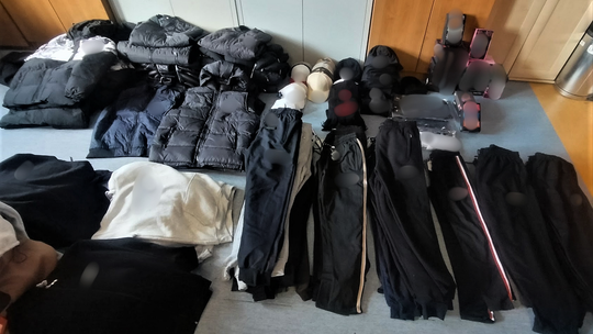 Znane marki, nieoryginalny towar. Płońscy policjanci ujawnili podróbki na targowisku
