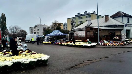 Znicze, chryzantemy, wrzosy i wiązanki. Przed nami Wszystkich Świętych