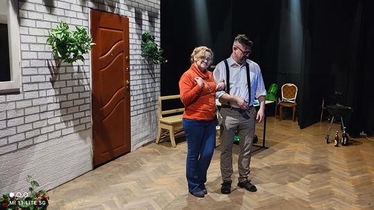 Znów polecą łzy. Teatr Amatorski z Glinojecka zaprasza na spektakl komediowy