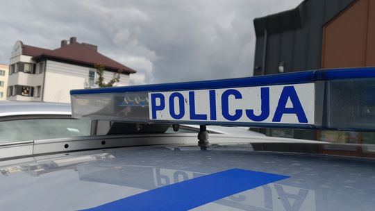 Zwyzywał policjantów, groził im, ruszył na jednego, a potem chciał dać łapówkę...