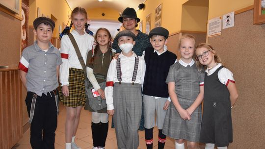 Żywa lekcja historii uczniów płońskiej jedynki