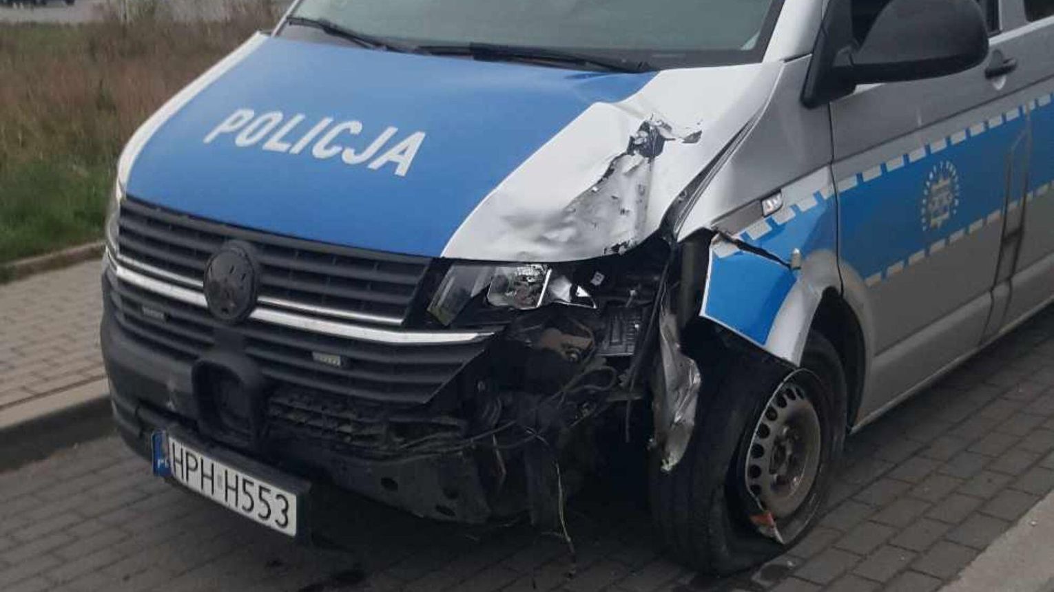 Radiowóz uderzył w ogrodzenie. Obaj policjanci z patrolu byli pijani