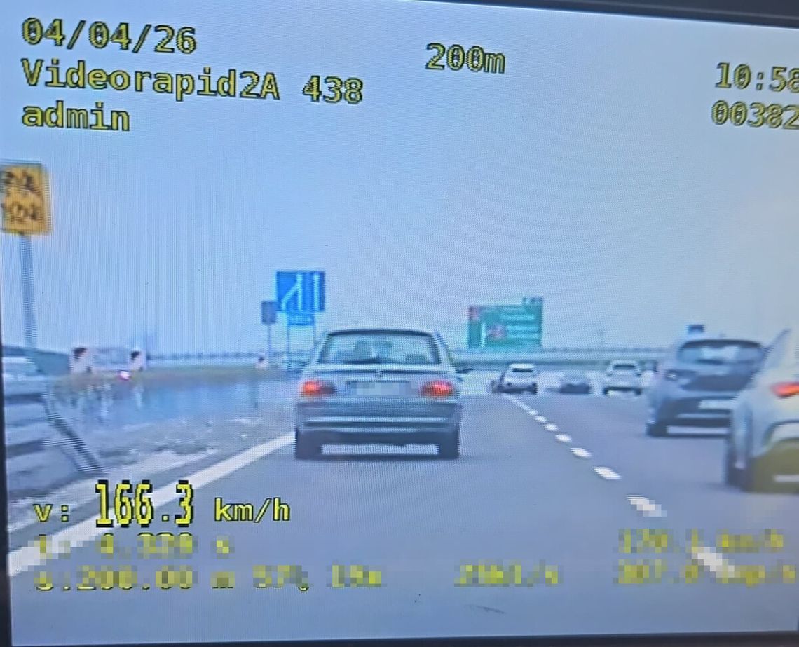 21-latek pędził 166 km/h na DK7. Miał zakaz sądowy i był poszukiwany