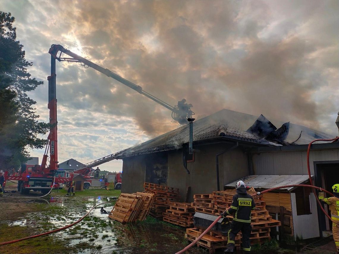 60 strażaków walczy z pożarem pod Nasielskiem. Płonie stolarnia