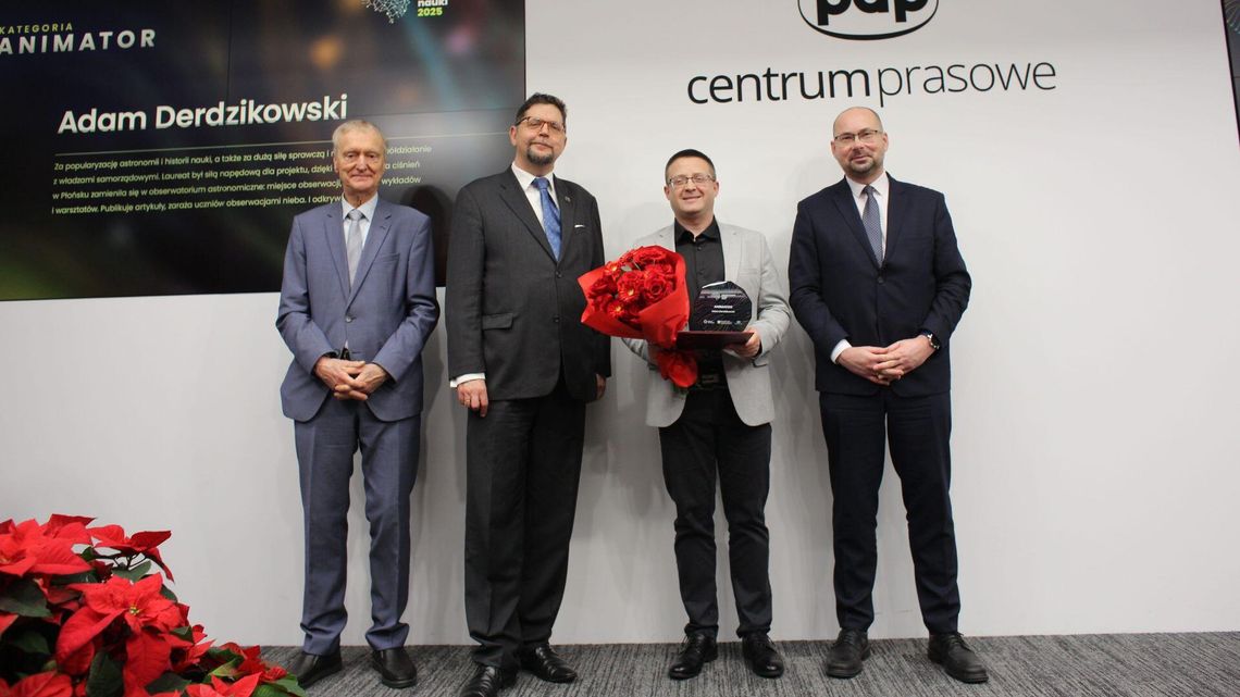 Adam Derdzikowski z ogólnopolską nagrodą Popularyzator Nauki Adam Derdzikowski z ogólnopolską nagrodą Popularyzator Nauki