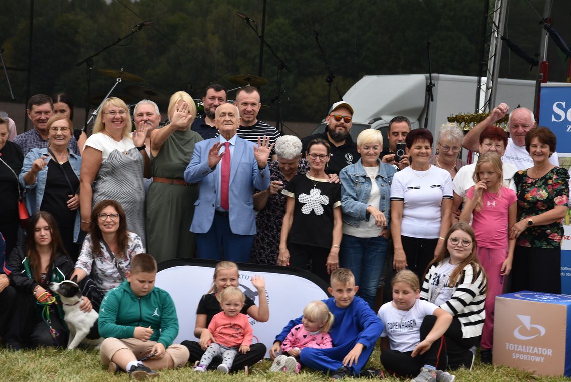 Aktywni seniorzy podczas festynu w Zdunowie