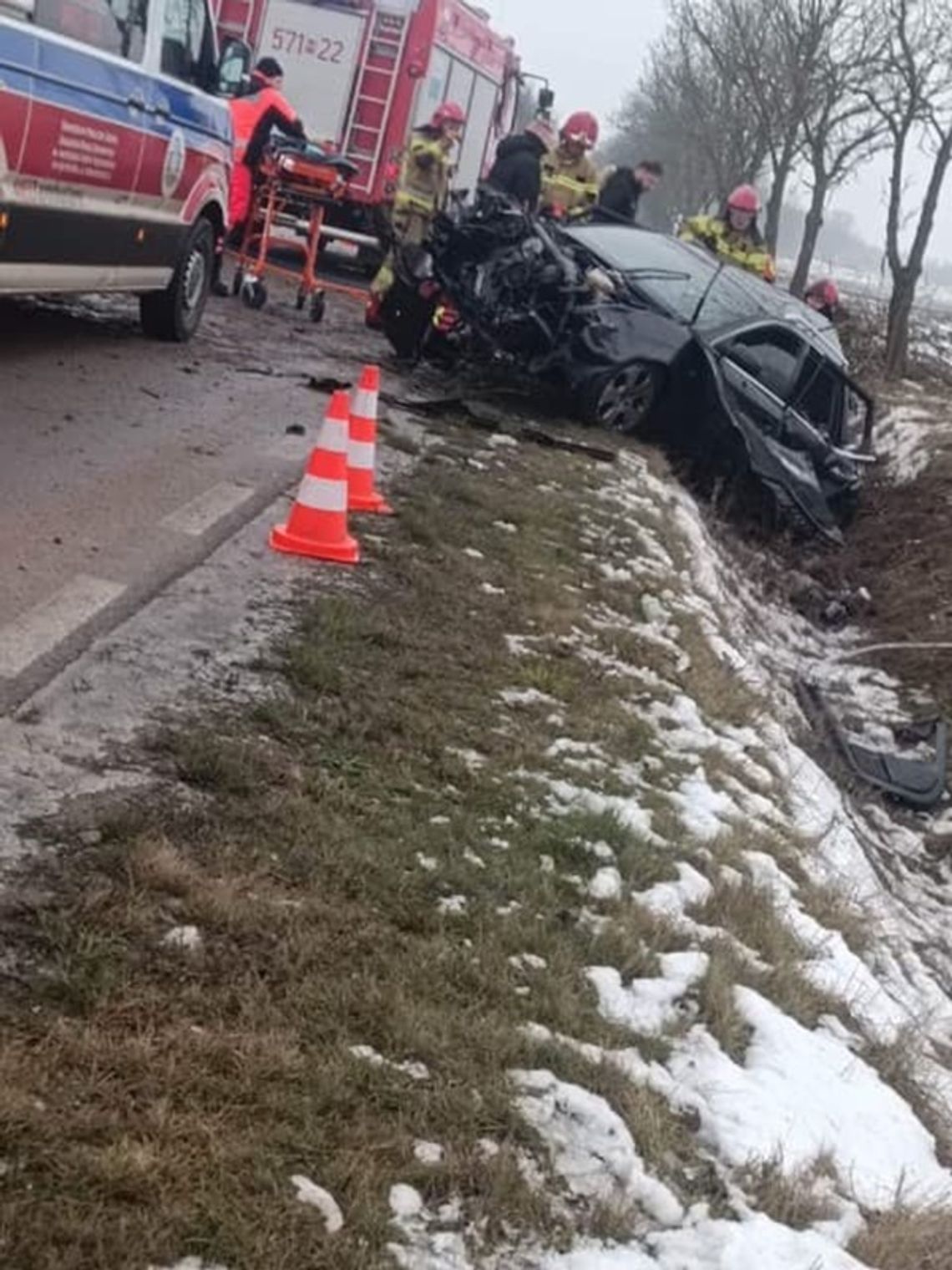 Audi uderzyło w przepust, drzewa a potem dachowało. Kierowca trafił do szpitala