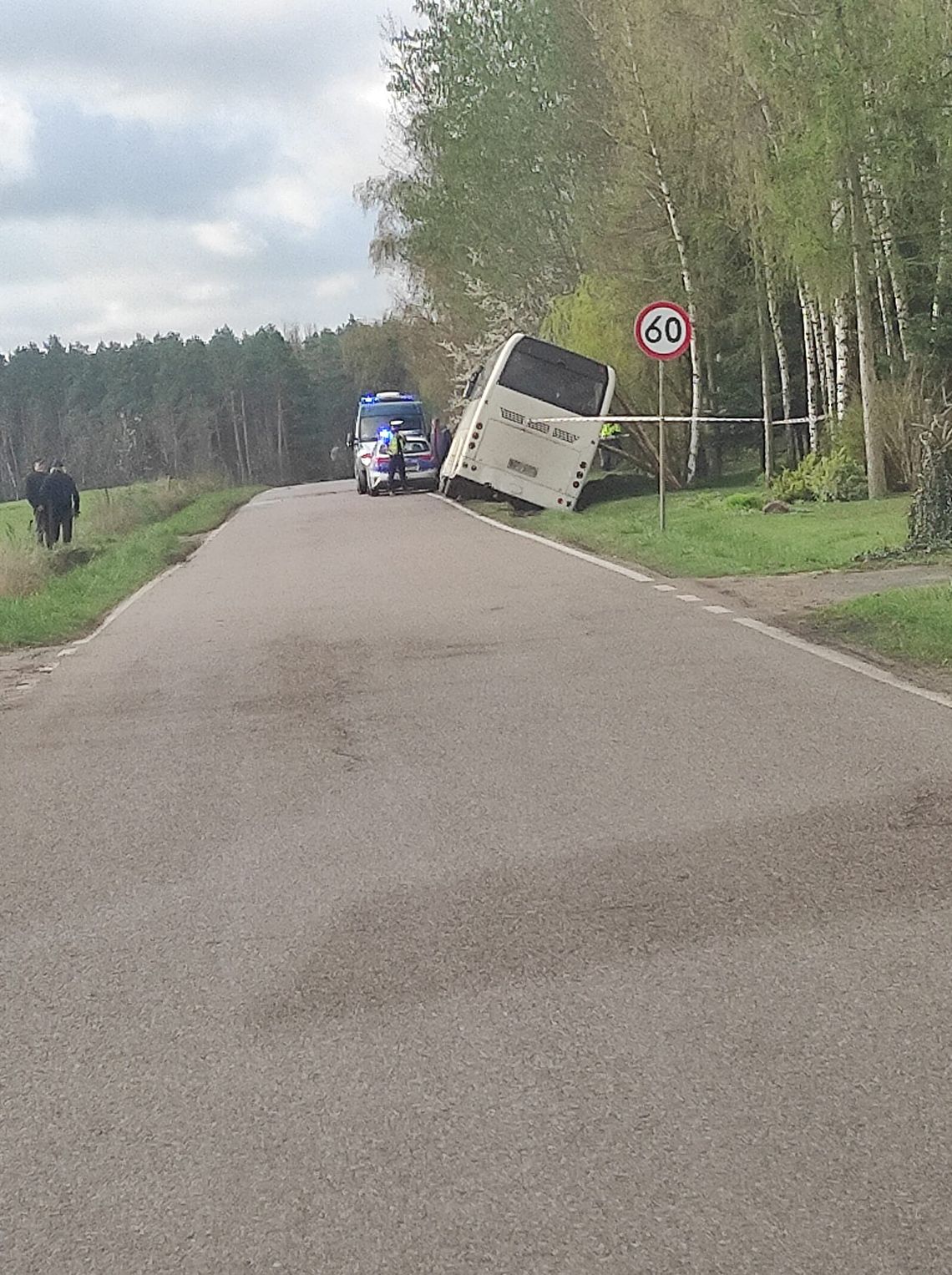 Autobus przewożący młodzież szkolną wpadł do rowu pod Glinojeckiem