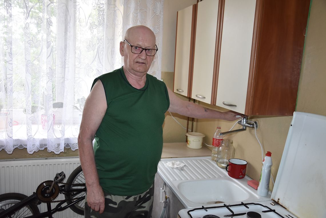 Stanisław w bezdomnym bloku w Poczerninie. 72-letniemu mężczyźnie odcięto wodę