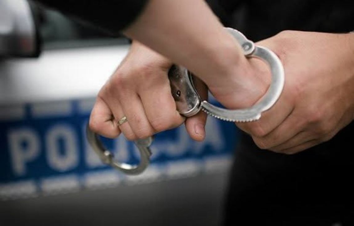 Awantura domowa zakończyła się zatrzymaniem poszukiwanego 29-latka Awantura domowa zakończyła się zatrzymaniem poszukiwanego 29-latka