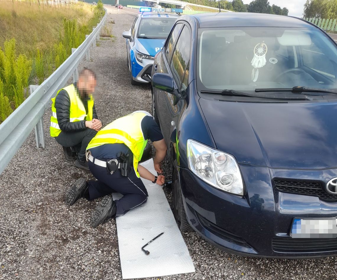 Awaria na S7. Policjanci pomogli kierowcy wrócić w trasę Awaria na S7. Policjanci pomogli kierowcy wrócić w trasę