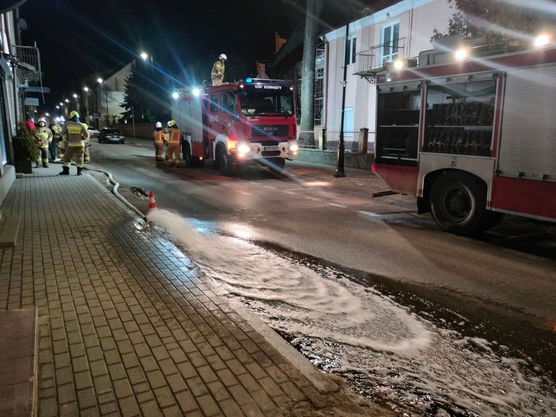 Awaria wodociągu i zalana piwnica przy ulicy Płockiej Awaria wodociągu i zalana piwnica przy ulicy Płockiej